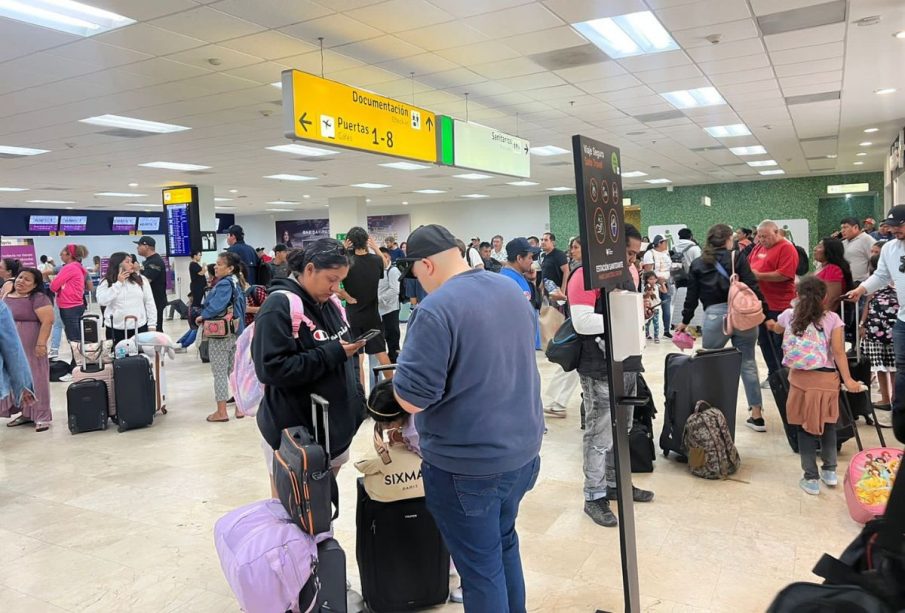 Turistas extranjeros en el Aeropuerto Internacional de Los Cabos