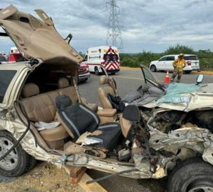 Vehículo accidentado en carretera de Los Cabos