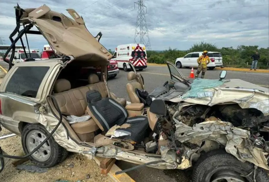 Vehículo accidentado en carretera de Los Cabos