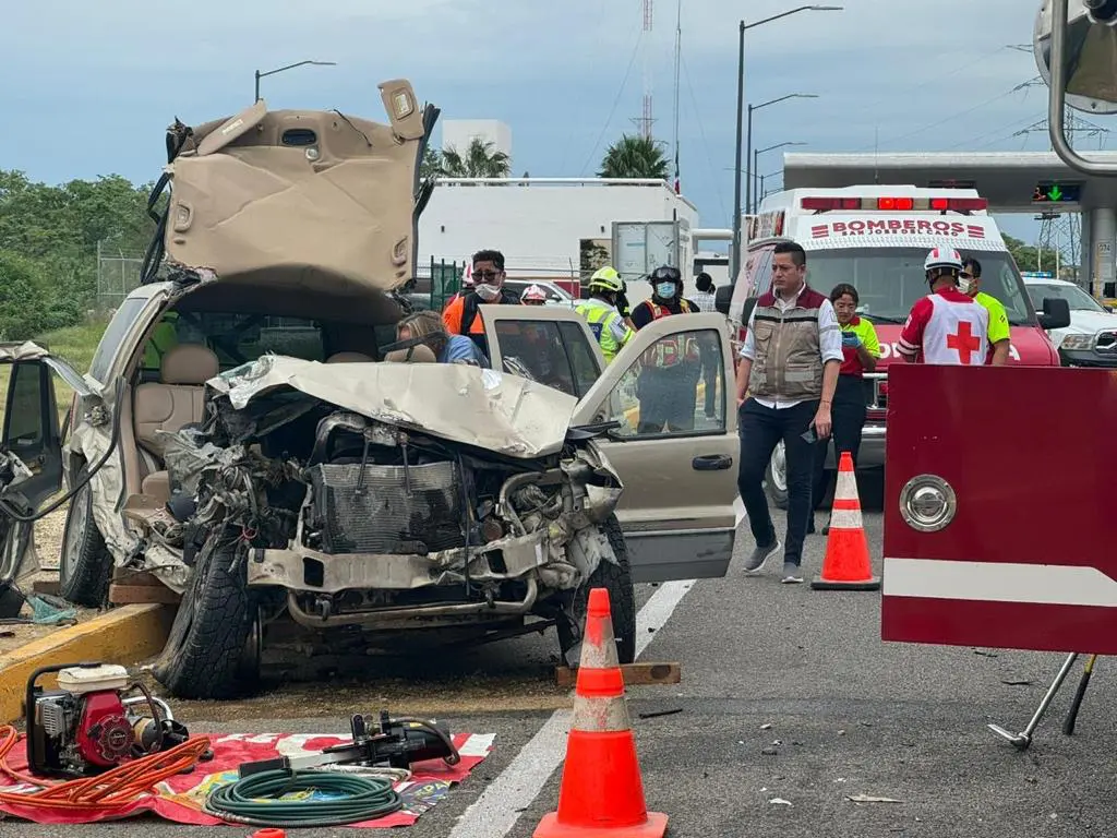 Carretera de cuota cerrada por bomberos