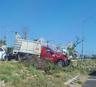 Vehículo impactado en la transpeninsular