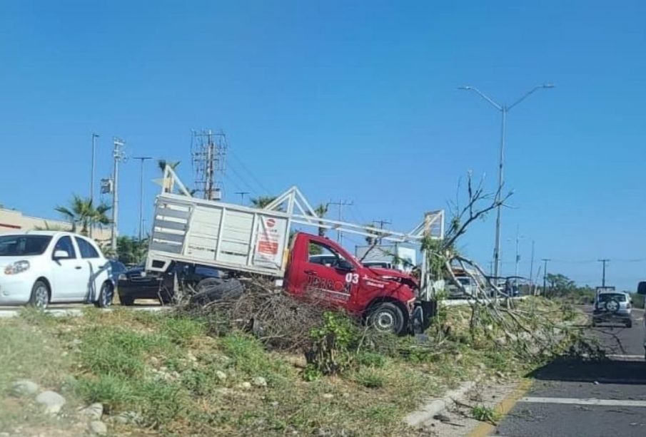 Vehículo impactado en la transpeninsular