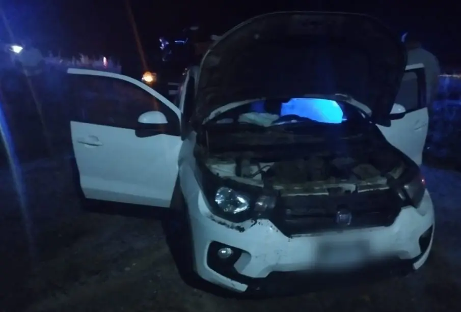 Vehículo incendiado en Todos Santos