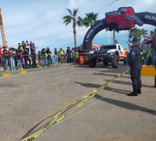 Vehículos de la Baja 1000 salieron de La Paz