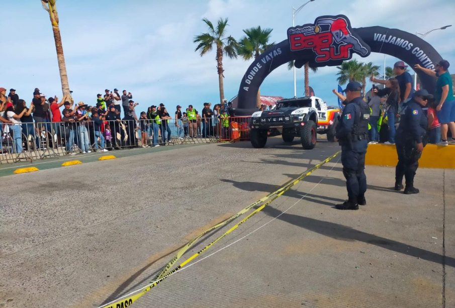 Vehículos de la Baja 1000 salieron de La Paz