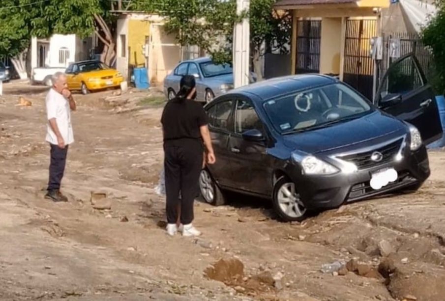 Vehículos se dañan en impresionante socavón