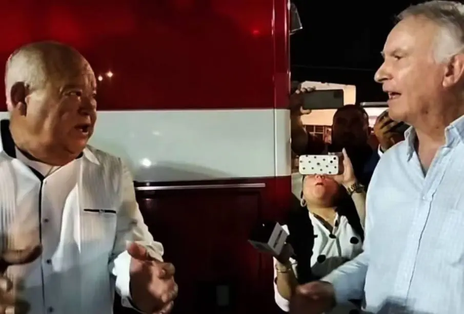 Víctor Castro Cosío y Eduardo Sánchez Navarro discutiendo