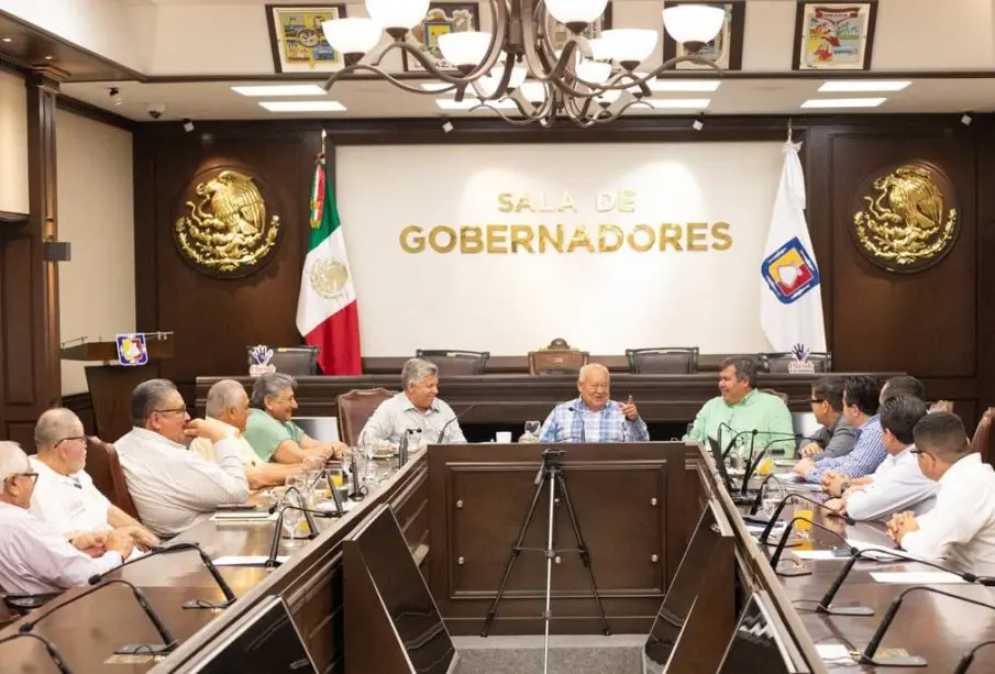 Víctor Castro reunido con funcionarios federales de pesca