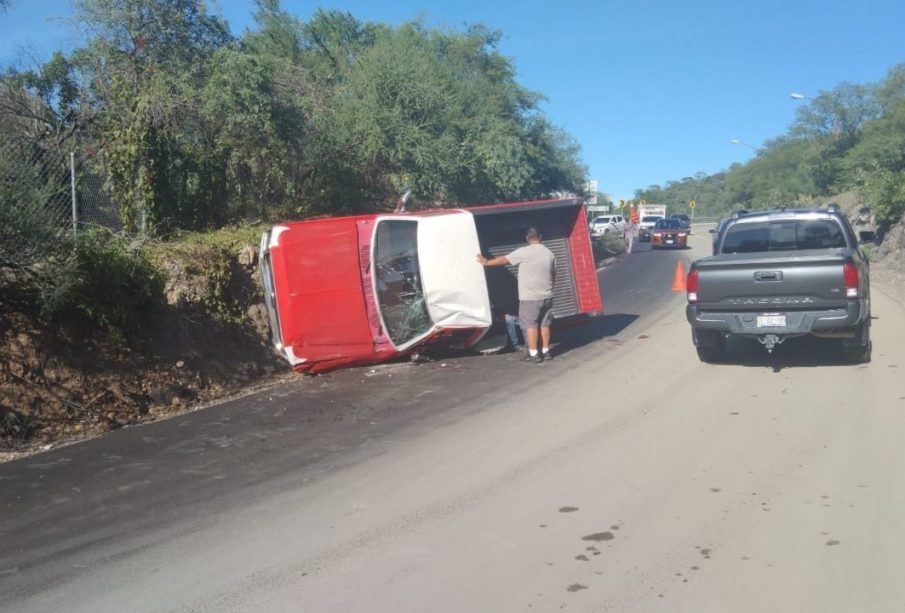 Camioneta volcada