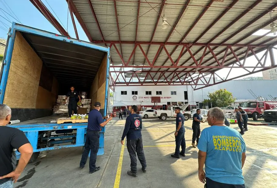 Bomberos entregando apoyos a damnificados de Acapulco