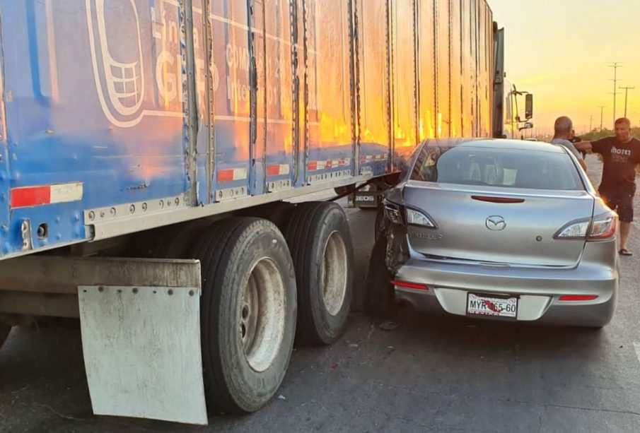 Tráiler choca con automóvil