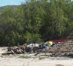 Basura en la playa El Tecolote
