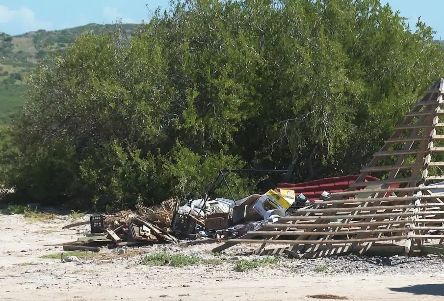 Basura en la playa El Tecolote