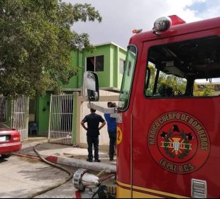 Bomberos de La Paz atendiendo fugas de gas