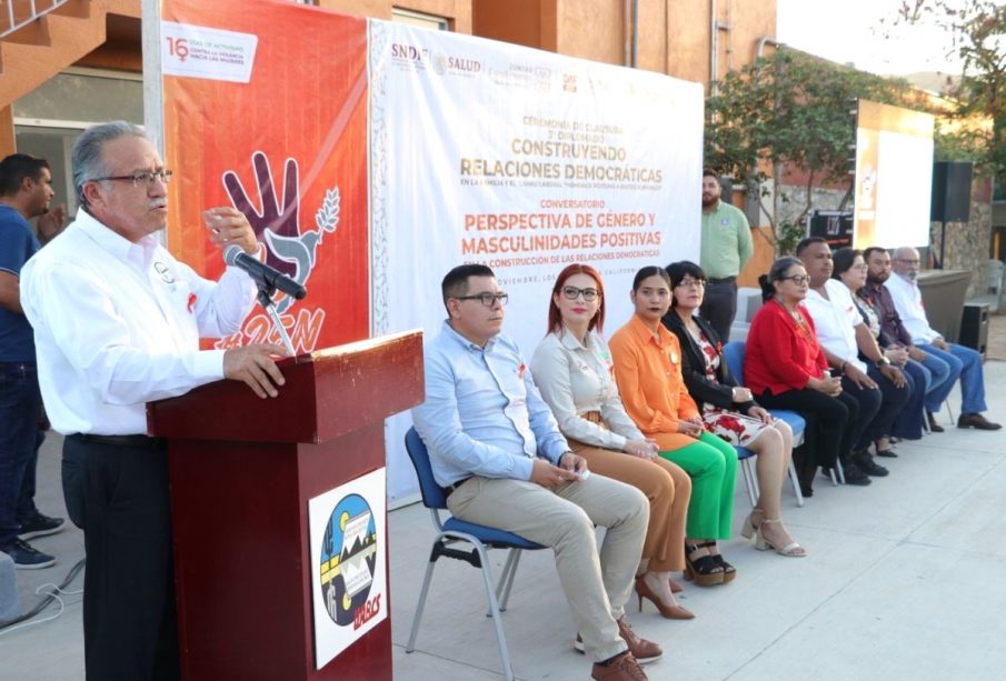 Autoridades y alumnos de la UABCS