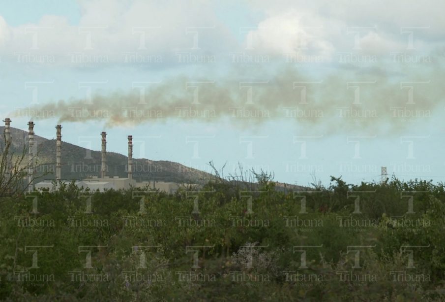 Fábricas desprendiendo humo en cielo de La Paz