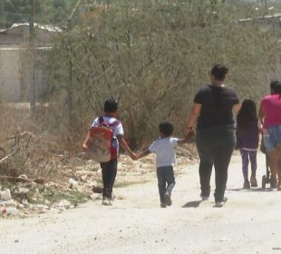 Mujeres caminando con sus hijos