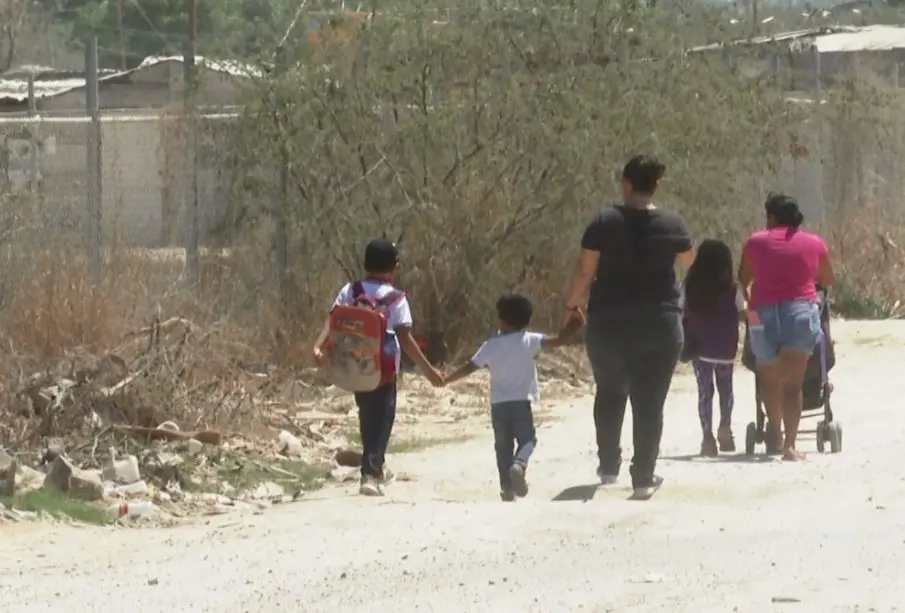 Mujeres caminando con sus hijos