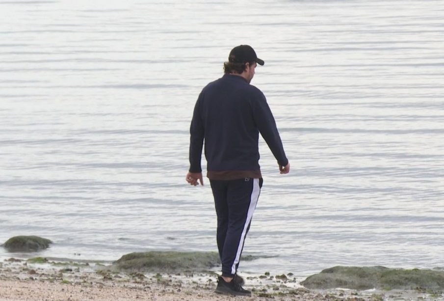 Hombre caminando hacia la playa