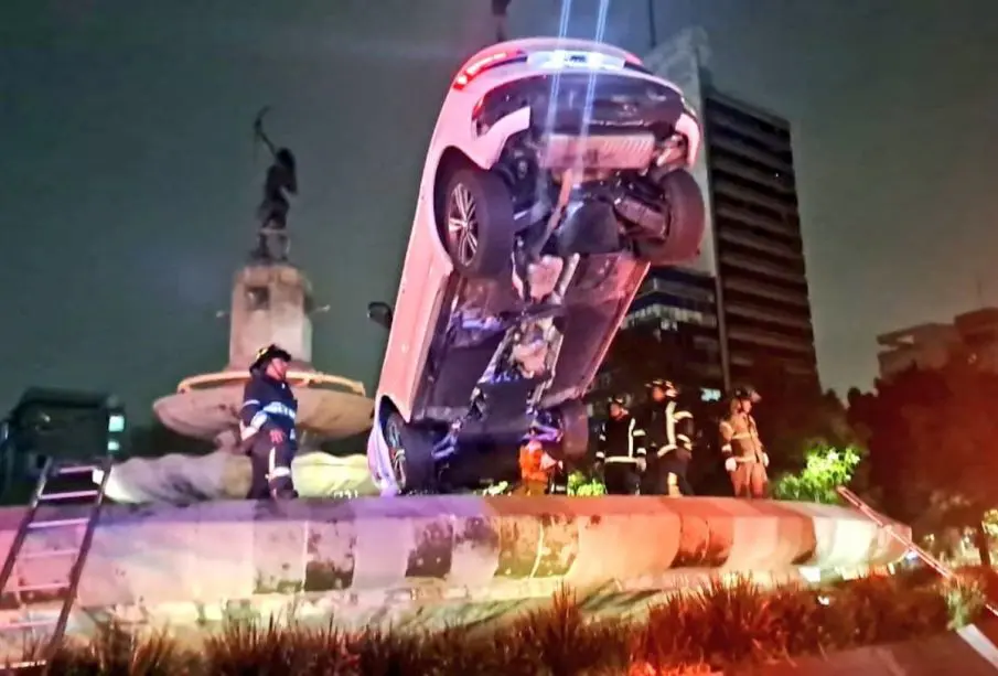 Auto sobre la fuente Diana la Cazadora.