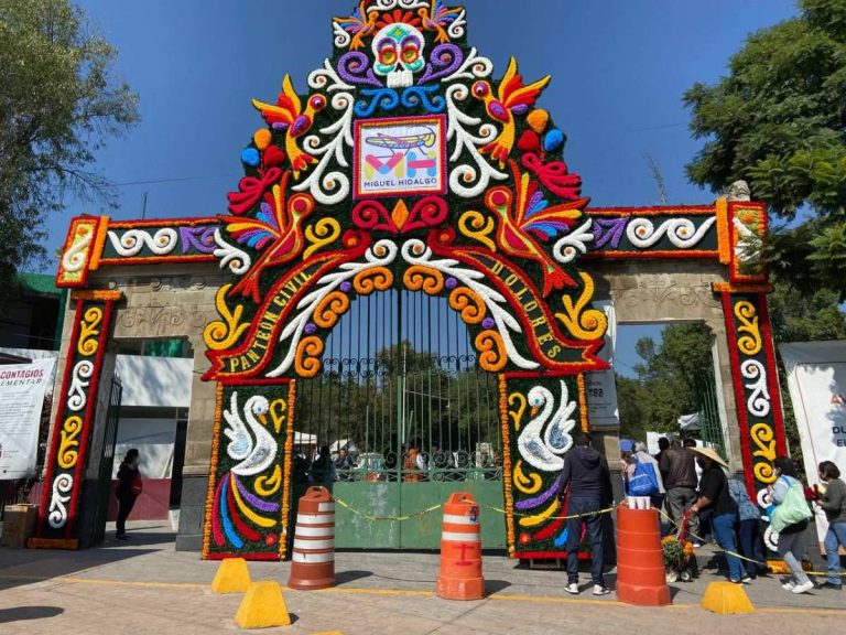 entrada de panteon en Hidalgo adornada por Día de Muertos
