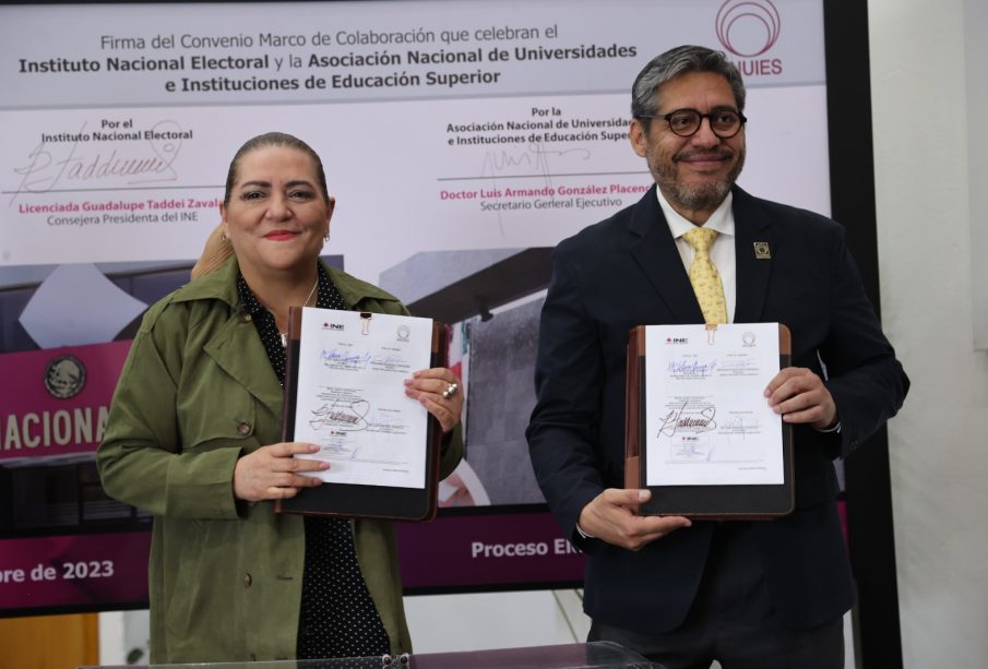 Guadalupe Taddei Zavala y Luis Armando González tras firma del convenio