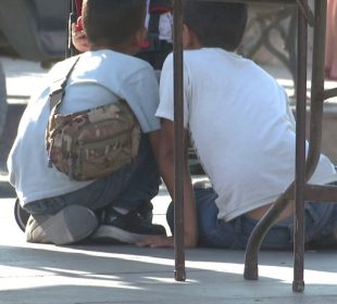 Niños en la banqueta