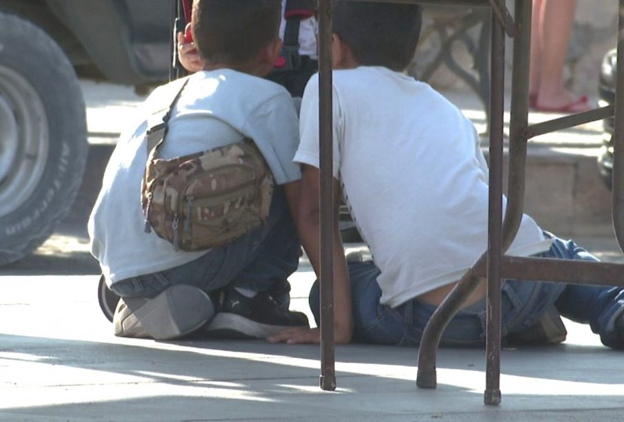 Niños en la banqueta