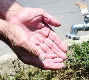 Manos recibiendo agua potable de la llave