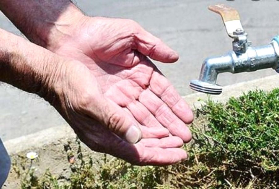 Manos recibiendo agua potable de la llave