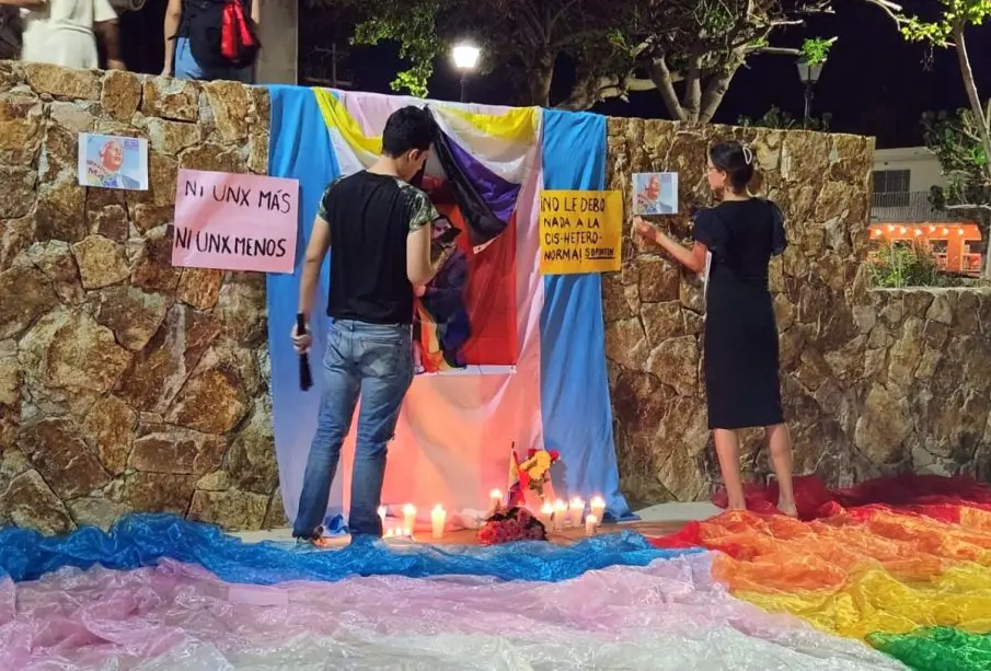 Jóvenes colocando altar en honor a Magistrade