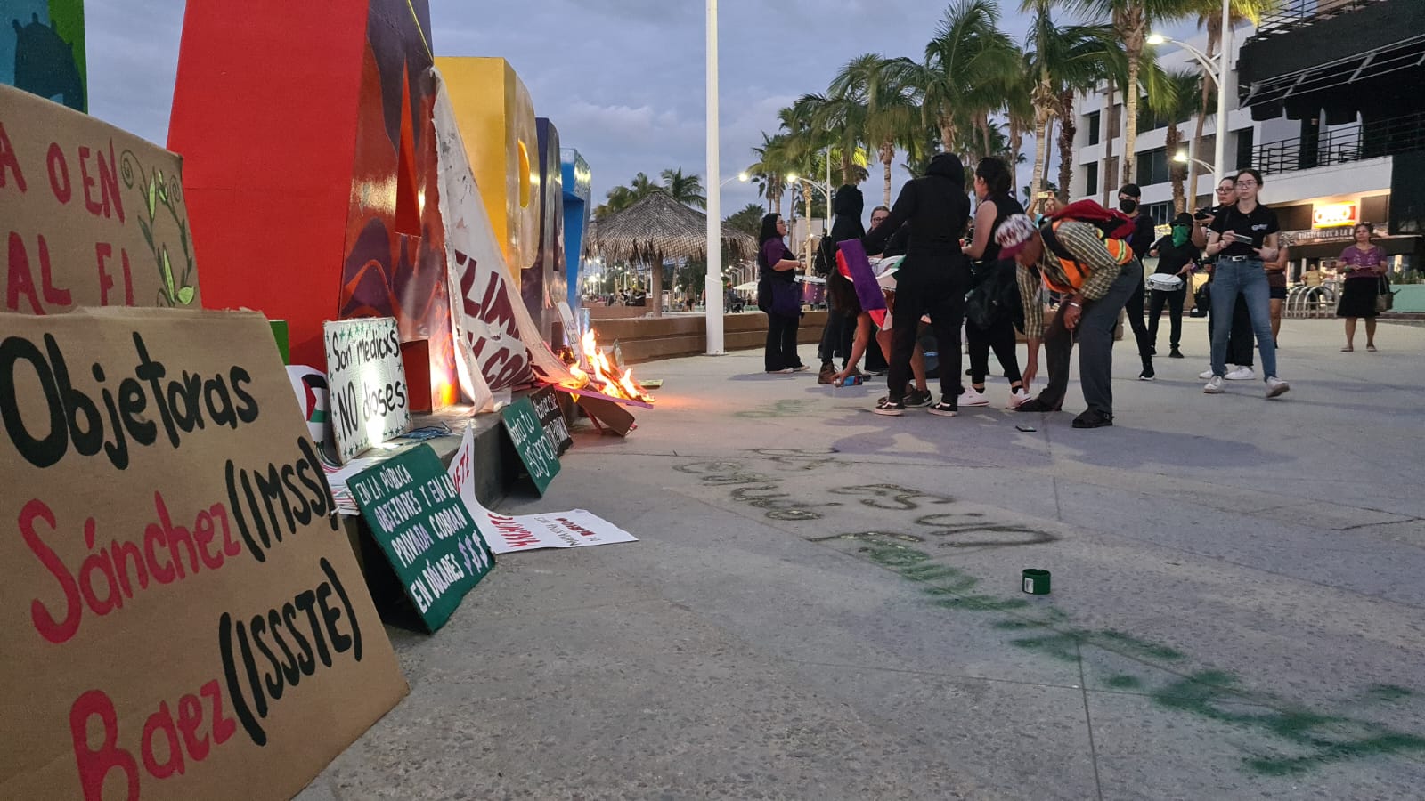 Quema de las letras de La Paz en marcha del 25N