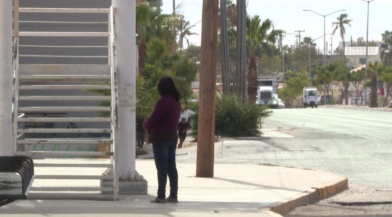 mujer parada en la calle