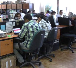 Trabajadores mexicanos en jornada laboral en oficina