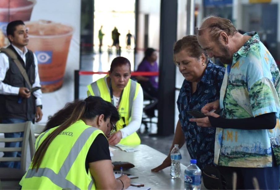 Pasajeros utilizando el Aeropuerto Internacional de Acapulco