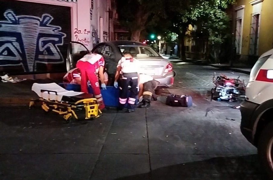 Paramédicos atendiendo a accidentado