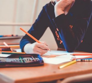 Estudiante en salón de clases.