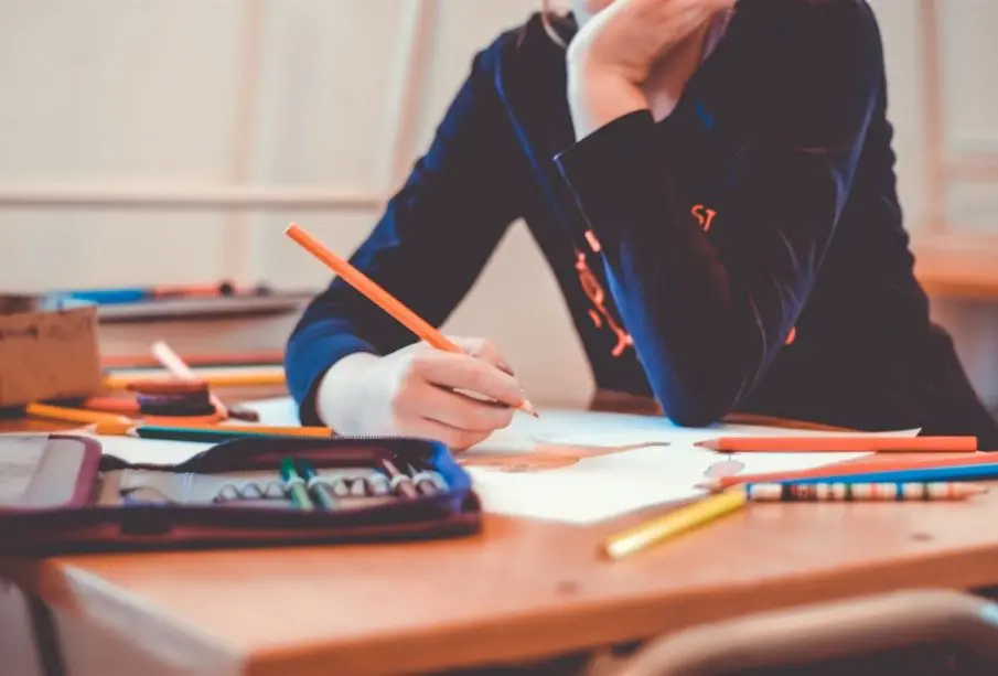 Estudiante en salón de clases.