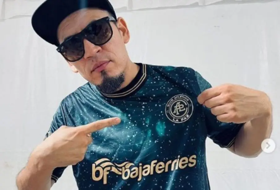 Serkofu con jersey del Atlético La Paz