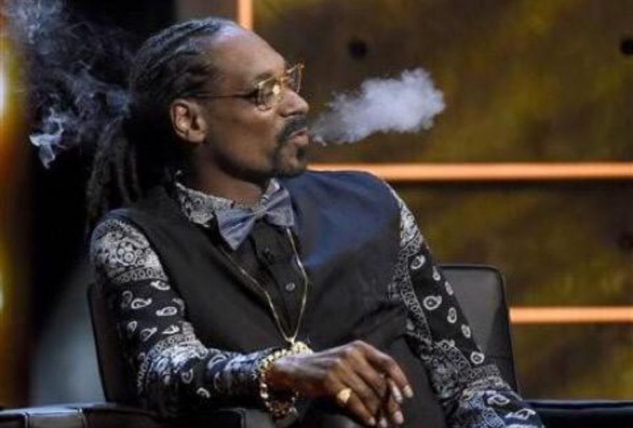 Snoop Dogg fumando