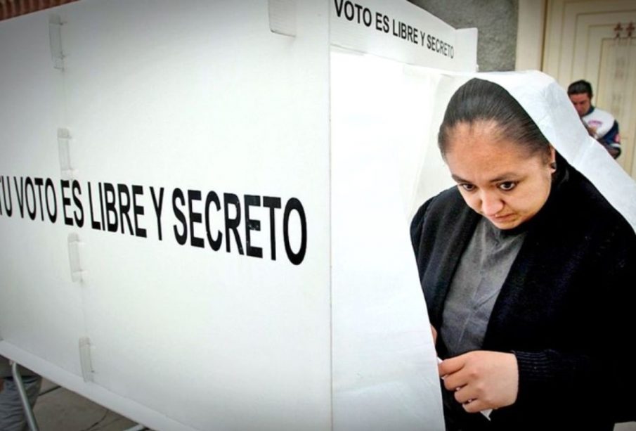 Mexicana acudiendo a votar