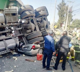 Tráiler sobre vehículos tras accidente