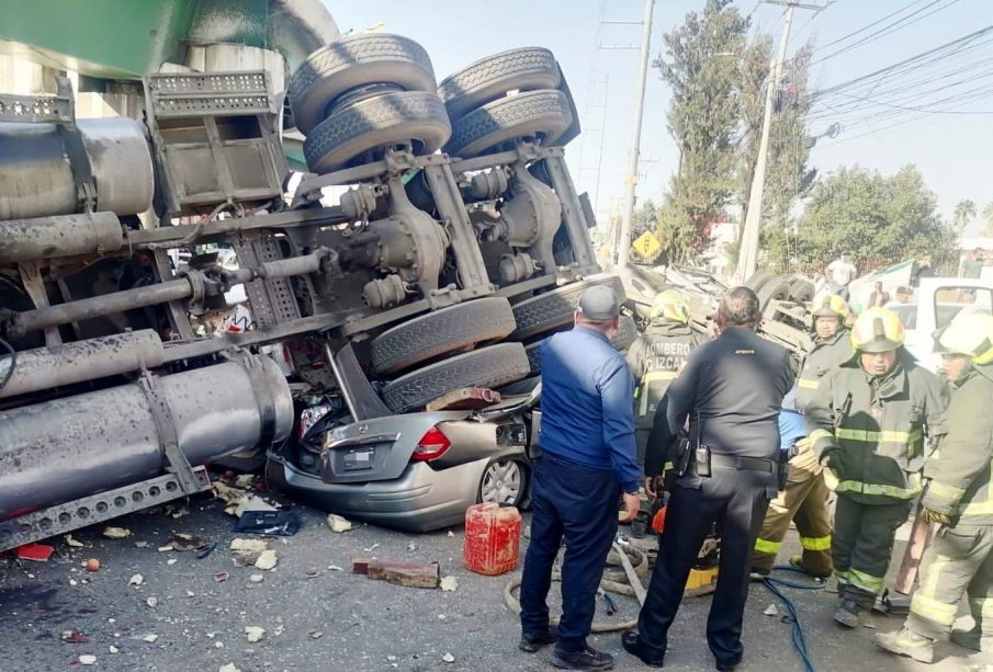 Tráiler sobre vehículos tras accidente