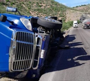 Tráiler volcado sobre la carretera a Pichilingue