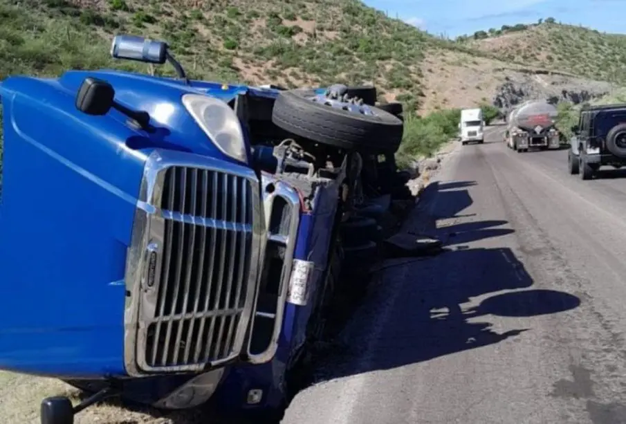 Tráiler volcado sobre la carretera a Pichilingue