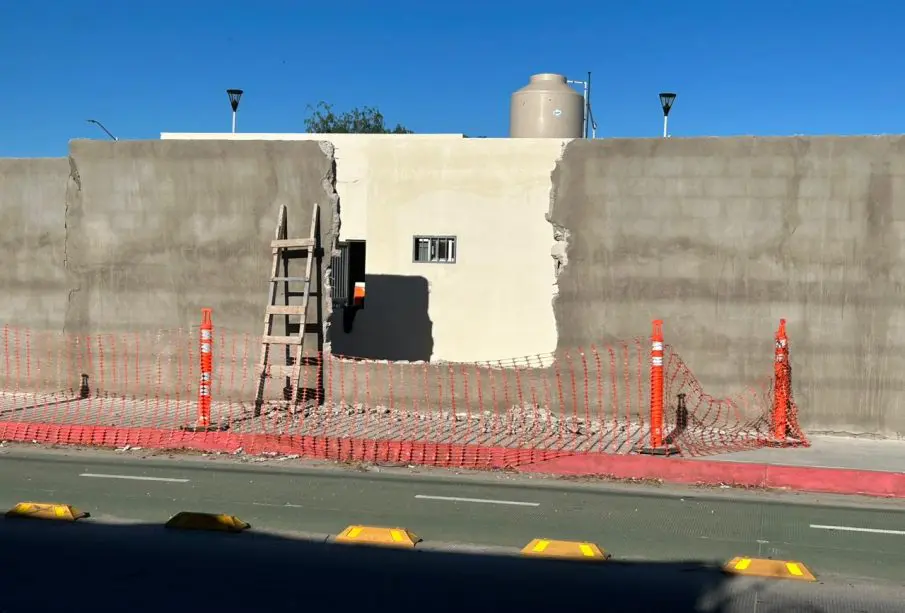 Aberturas en muro de parque El Manglito