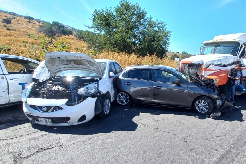 Se vieron involucrados al menos diez vehículos en accidente múltiple