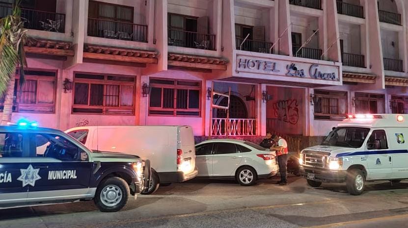 Agentes de policia y emergencias a las afueras del hotel Los Arcos por cuerpo sin vida