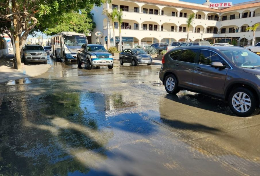 Aguas negras en avenida Leona Vicario