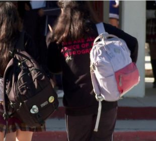 Alumnas de nivel básico entrando a escuela